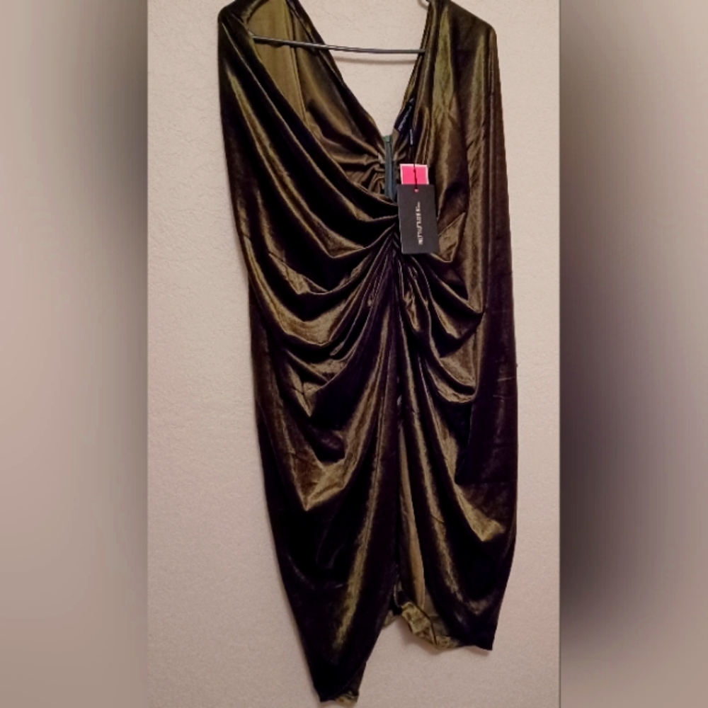 Prettylittlething Size 30 green velvet skirt with slit, NWT